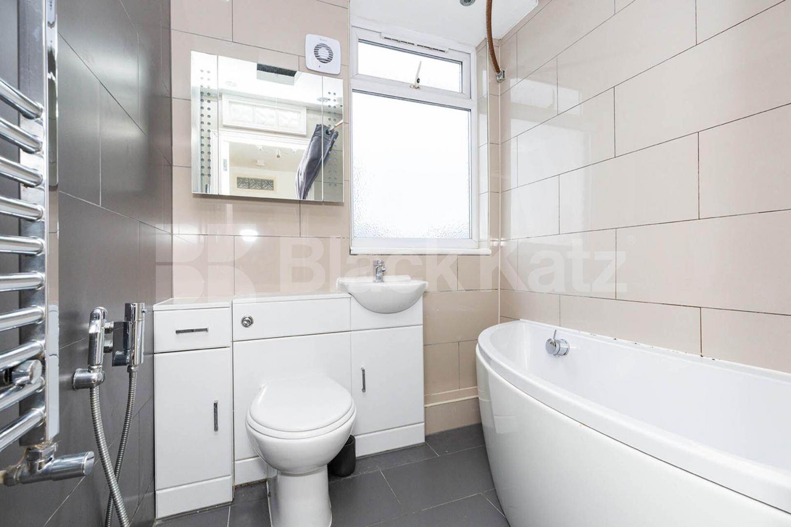 Split level 4 bedroom 2 bedroom property located in Hoxton Weymouth Terrace , Hoxton
